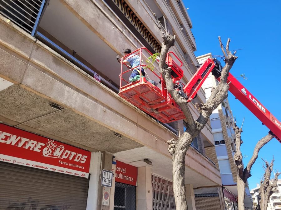 Cesta de plataforma elevadora junto a la fachada de un edificio
