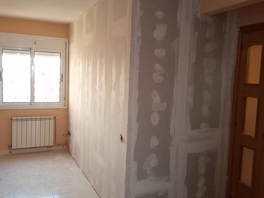 Tabique de pladur recién montado en una vivienda en obras