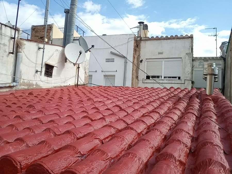 Tejado de teja árabe recién tratado en rojo