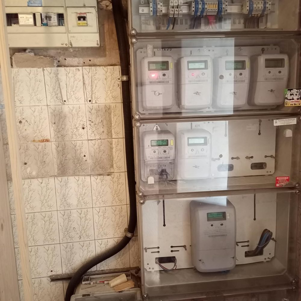 Contadores de una comunidad a la vista, con cables y cuadros sin proteger