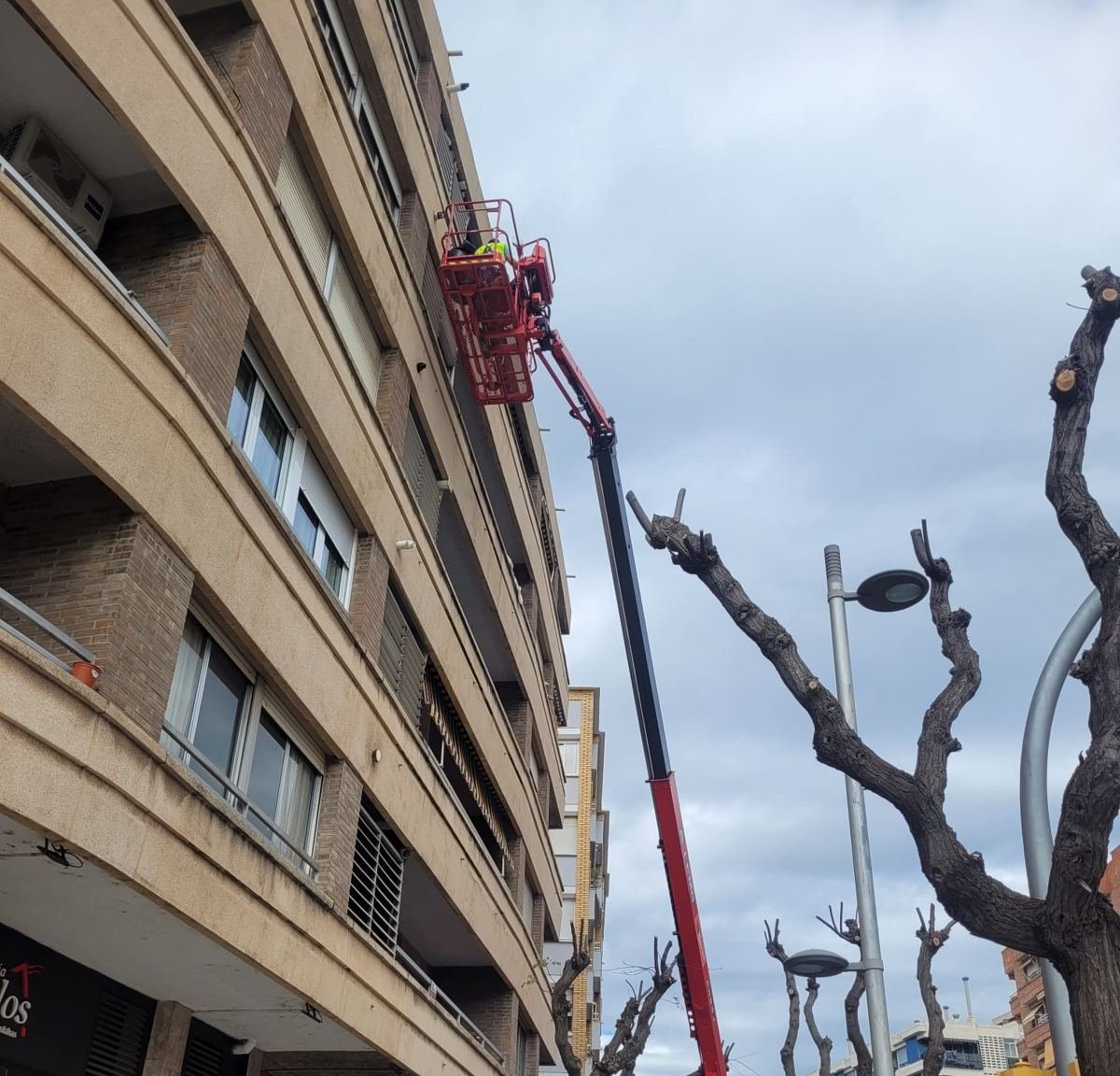 Fachada de un bloque de viviendas, primavera de 2026